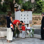 Foto Nicoloro G. 12/09/2026 Ravenna Presidio silenzioso con deposizione di un fiore come risposta al vile atto di vandalismo al monumento al Ponte dei Martiri. Molti cittadini con il sindaco e il presidente provinciale dell' ANPI nella foto tanti i cittadini che hanno deposto un fiore sotto il monumento vandalizzato.