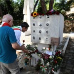 Foto Nicoloro G. 12/09/2026 Ravenna Presidio silenzioso con deposizione di un fiore come risposta al vile atto di vandalismo al monumento al Ponte dei Martiri. Molti cittadini con il sindaco e il presidente provinciale dell' ANPI nella foto il sindaco Alessandro Barattoni e il presidente provinciale ANPI Renzo Savini depongono un fiore sotto il monumento vandalizzato.