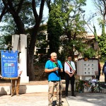 Foto Nicoloro G. 12/09/2026 Ravenna Presidio silenzioso con deposizione di un fiore come risposta al vile atto di vandalismo al monumento al Ponte dei Martiri. Molti cittadini con il sindaco e il presidente provinciale dell' ANPI nella foto Renzo Savini presidente provinciale ANPI.