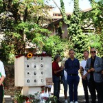 Foto Nicoloro G. 12/09/2026 Ravenna Presidio silenzioso con deposizione di un fiore come risposta al vile atto di vandalismo al monumento al Ponte dei Martiri. Molti cittadini con il sindaco e il presidente provinciale dell' ANPI nella foto il sindaco Alessandro Barattoni.