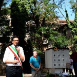 Foto Nicoloro G. 12/09/2026 Ravenna Presidio silenzioso con deposizione di un fiore come risposta al vile atto di vandalismo al monumento al Ponte dei Martiri. Molti cittadini con il sindaco e il presidente provinciale dell' ANPI nella foto il sindaco Alessandro Barattoni.