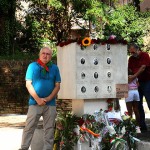 Foto Nicoloro G. 12/09/2026 Ravenna Presidio silenzioso con deposizione di un fiore come risposta al vile atto di vandalismo al monumento al Ponte dei Martiri. Molti cittadini con il sindaco e il presidente provinciale dell' ANPI nella foto