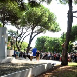 Foto Nicoloro G.   12/09/2026   Ravenna   Presidio silenzioso con deposizione di un fiore come risposta al vile atto di vandalismo al monumento al Ponte dei Martiri. Molti cittadini con il sindaco e il presidente provinciale dell' ANPI nella foto un momento del presidio davanti al monumento vandalizzato.