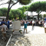 Foto Nicoloro G.   12/09/2026   Ravenna   Presidio silenzioso con deposizione di un fiore come risposta al vile atto di vandalismo al monumento al Ponte dei Martiri. Molti cittadini con il sindaco e il presidente provinciale dell' ANPI nella foto un momento del presidio davanti al monumento vandalizzato.