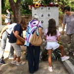 Foto Nicoloro G.   12/09/2026   Ravenna   Presidio silenzioso con deposizione di un fiore come risposta al vile atto di vandalismo al monumento al Ponte dei Martiri. Molti cittadini con il sindaco e il presidente provinciale dell' ANPI nella foto molti i cittadini che hanno deposto un fiore sotto il monumento vandalizzato.