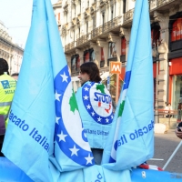 Foto Nicoloro G. 18/10/2011 Milano Alcune sigle sindacali della Polizia di Stato hanno organizzato un presidio in piazza Cordusio per sensibilizzare la cittadinanza sulle problematiche che i tagli lineari hanno prodotto sulla gestione della sicurezza e della legalita’. In primo luogo i tagli hanno azzerato le risorse necessarie per l’ acquisto della benzina per far girare le auto che garantiscono la sicurezza e l’ incolumita’. Per questo i sindacati hanno aperto una sottoscrizione con la casuale ” Fondi per l’ acquisto benzina per la sicurezza, la difesa e il soccorso pubblico “. nella foto Bandiere