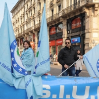 Foto Nicoloro G. 18/10/2011 Milano Alcune sigle sindacali della Polizia di Stato hanno organizzato un presidio in piazza Cordusio per sensibilizzare la cittadinanza sulle problematiche che i tagli lineari hanno prodotto sulla gestione della sicurezza e della legalita’. In primo luogo i tagli hanno azzerato le risorse necessarie per l’ acquisto della benzina per far girare le auto che garantiscono la sicurezza e l’ incolumita’. Per questo i sindacati hanno aperto una sottoscrizione con la casuale ” Fondi per l’ acquisto benzina per la sicurezza, la difesa e il soccorso pubblico “. nella foto Manifestanti, striscione e bandiere
