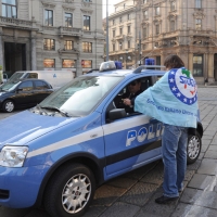 Foto Nicoloro G. 18/10/2011 Milano Alcune sigle sindacali della Polizia di Stato hanno organizzato un presidio in piazza Cordusio per sensibilizzare la cittadinanza sulle problematiche che i tagli lineari hanno prodotto sulla gestione della sicurezza e della legalita’. In primo luogo i tagli hanno azzerato le risorse necessarie per l’ acquisto della benzina per far girare le auto che garantiscono la sicurezza e l’ incolumita’. Per questo i sindacati hanno aperto una sottoscrizione con la casuale ” Fondi per l’ acquisto benzina per la sicurezza, la difesa e il soccorso pubblico “. nella foto Volantinaggio