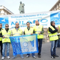 Foto Nicoloro G. 18/10/2011 Milano Alcune sigle sindacali della Polizia di Stato hanno organizzato un presidio in piazza Cordusio per sensibilizzare la cittadinanza sulle problematiche che i tagli lineari hanno prodotto sulla gestione della sicurezza e della legalita’. In primo luogo i tagli hanno azzerato le risorse necessarie per l’ acquisto della benzina per far girare le auto che garantiscono la sicurezza e l’ incolumita’. Per questo i sindacati hanno aperto una sottoscrizione con la casuale ” Fondi per l’ acquisto benzina per la sicurezza, la difesa e il soccorso pubblico “. nella foto  Manifestanti e striscioni