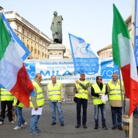 Foto Nicoloro G. 18/10/2011 Milano Alcune sigle sindacali della Polizia di Stato hanno organizzato un presidio in piazza Cordusio per sensibilizzare la cittadinanza sulle problematiche che i tagli lineari hanno prodotto sulla gestione della sicurezza e della legalita’. In primo luogo i tagli hanno azzerato le risorse necessarie per l’ acquisto della benzina per far girare le auto che garantiscono la sicurezza e l’ incolumita’. Per questo i sindacati hanno aperto una sottoscrizione con la casuale ” Fondi per l’ acquisto benzina per la sicurezza, la difesa e il soccorso pubblico “. nella foto Manifestanti, striscione e bandiere