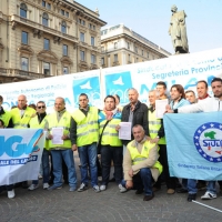 Foto Nicoloro G. 18/10/2011 Milano Alcune sigle sindacali della Polizia di Stato hanno organizzato un presidio in piazza Cordusio per sensibilizzare la cittadinanza sulle problematiche che i tagli lineari hanno prodotto sulla gestione della sicurezza e della legalita’. In primo luogo i tagli hanno azzerato le risorse necessarie per l’ acquisto della benzina per far girare le auto che garantiscono la sicurezza e l’ incolumita’. Per questo i sindacati hanno aperto una sottoscrizione con la casuale ” Fondi per l’ acquisto benzina per la sicurezza, la difesa e il soccorso pubblico “. nella foto  Manifestanti e striscioni