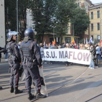 Foto Nicoloro G. 18/10/2011 Milano Presidio davanti alla sede della Regione in via F. Filzi degli operai delle fabbriche Maflow, Jabil, Mangiarotti, Agile Eutelia ed altre per protestare per le condizione critiche in cui versano. nella foto Manifestanti, striscione e polizia
