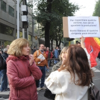 Foto Nicoloro G. 18/10/2011 Milano Presidio davanti alla sede della Regione in via F. Filzi degli operai delle fabbriche Maflow, Jabil, Mangiarotti, Agile Eutelia ed altre per protestare per le condizione critiche in cui versano. nella foto Manifestanti e Cartello di protesta