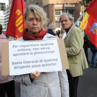 Foto Nicoloro G. 18/10/2011 Milano Presidio davanti alla sede della Regione in via F. Filzi degli operai delle fabbriche Maflow, Jabil, Mangiarotti, Agile Eutelia ed altre per protestare per le condizione critiche in cui versano. nella foto Manifestanti e Cartello di protesta
