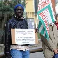 Foto Nicoloro G. 18/10/2011 Milano Presidio davanti alla sede della Regione in via F. Filzi degli operai delle fabbriche Maflow, Jabil, Mangiarotti, Agile Eutelia ed altre per protestare per le condizione critiche in cui versano. nella foto Manifestanti e Cartello di protesta