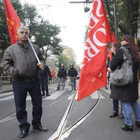 Foto Nicoloro G. 18/10/2011 Milano Presidio davanti alla sede della Regione in via F. Filzi degli operai delle fabbriche Maflow, Jabil, Mangiarotti, Agile Eutelia ed altre per protestare per le condizione critiche in cui versano. nella foto Manifestanti e Bandiere