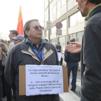 Foto Nicoloro G. 18/10/2011 Milano Presidio davanti alla sede della Regione in via F. Filzi degli operai delle fabbriche Maflow, Jabil, Mangiarotti, Agile Eutelia ed altre per protestare per le condizione critiche in cui versano. nella foto Manifestanti e Cartello di protesta
