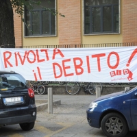 Foto Nicoloro G. 18/10/2011 Milano Presidio davanti alla sede della Regione in via F. Filzi degli operai delle fabbriche Maflow, Jabil, Mangiarotti, Agile Eutelia ed altre per protestare per le condizione critiche in cui versano. nella foto Striscione
