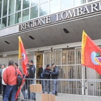 Foto Nicoloro G. 18/10/2011 Milano Presidio davanti alla sede della Regione in via F. Filzi degli operai delle fabbriche Maflow, Jabil, Mangiarotti, Agile Eutelia ed altre per protestare per le condizione critiche in cui versano. nella foto Bandiere