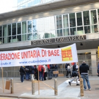 Foto Nicoloro G. 18/10/2011 Milano Presidio davanti alla sede della Regione in via F. Filzi degli operai delle fabbriche Maflow, Jabil, Mangiarotti, Agile Eutelia ed altre per protestare per le condizione critiche in cui versano. nella foto Manifestanti e Striscione