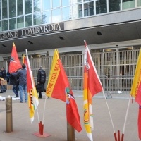 Foto Nicoloro G. 18/10/2011 Milano Presidio davanti alla sede della Regione in via F. Filzi degli operai delle fabbriche Maflow, Jabil, Mangiarotti, Agile Eutelia ed altre per protestare per le condizione critiche in cui versano. nella foto Bandiere
