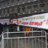 Foto Nicoloro G. Milano 07/12/2010 Tradizionale inaugurazione della stagione lirica al teatro alla Scala con l' opera " La Valchiria ". nella foto Striscioni dei manifestanti