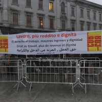 Foto Nicoloro G. Milano 07/12/2010 Tradizionale inaugurazione della stagione lirica al teatro alla Scala con l' opera " La Valchiria ". nella foto Striscioni dei manifestanti