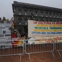 Foto Nicoloro G. Milano 07/12/2010 Tradizionale inaugurazione della stagione lirica al teatro alla Scala con l' opera " La Valchiria ". nella foto Striscioni dei manifestanti