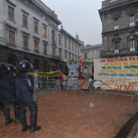 Foto Nicoloro G. Milano 07/12/2010 Tradizionale inaugurazione della stagione lirica al teatro alla Scala con l' opera " La Valchiria ". nella foto Striscioni dei manifestanti