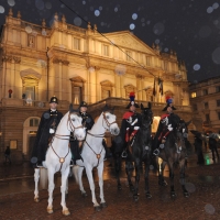 Foto Nicoloro G. Milano 07/12/2010 Tradizionale inaugurazione della stagione lirica al teatro alla Scala con l\' opera \" La Valchiria \". nella foto Vigili e Carabinieri a cavallo avanti alla Scala sotto la pioggia