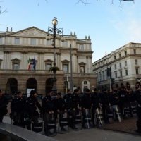 Foto Nicoloro G. 07/12/2014 Milano Tradizionale serata inaugurale della stagione lirica del Teatro alla Scala. nella foto uno dei tanti schieramenti di forze dell' ordine intorno alla Scala.
