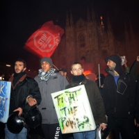 Foto Nicoloro G.  07/12/2014    Milano    Tradizionale serata inaugurale della stagione lirica del Teatro alla Scala. nella foto il corteo dei manifestanti attraversa piazza del Duomo.