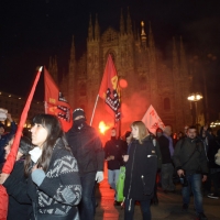 Foto Nicoloro G.  07/12/2014    Milano    Tradizionale serata inaugurale della stagione lirica del Teatro alla Scala. nella foto il corteo dei manifestanti attraversa piazza del Duomo.