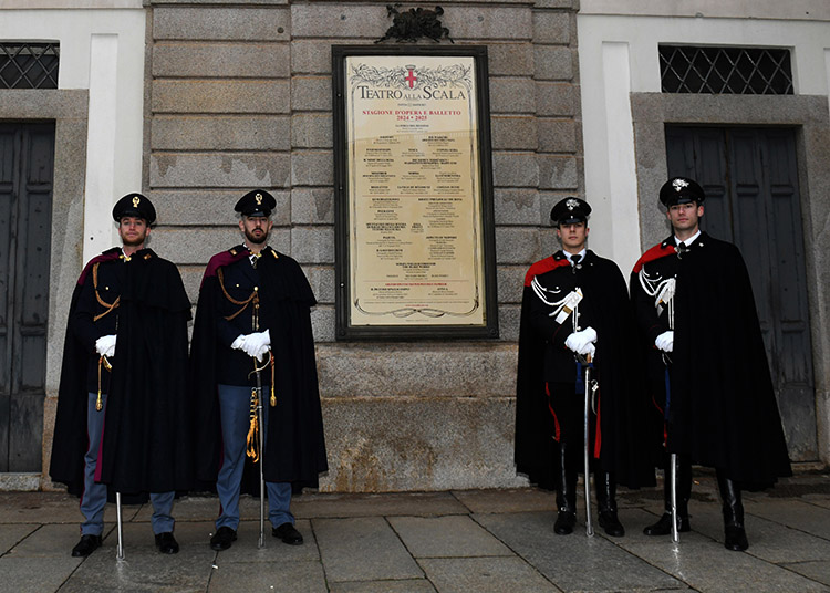 Foto Nicoloro G,   07/12/2024   Milano   Tradizionale Prima della Scala che apre la stagione lirica 2024-2025. nella foto picchetti d' onore davanti alla Scala.