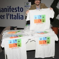 Foto Nicoloro G.  06/11/2010 Bastia Umbra  (Perugia)  Prima Convention di Futuro e Liberta’ – Manifesto per l’ Italia. nella foto Un banco con le ormai famose magliette "Che fai, mi cacci ?"