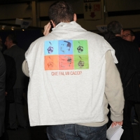Foto Nicoloro G.  06/11/2010 Bastia Umbra  (Perugia)  Prima Convention di Futuro e Liberta’ – Manifesto per l’ Italia. nella foto Un simpatizzante con la ormai famosa maglietta \"Che fai, mi cacci ?\"