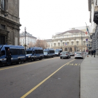 Foto Nicoloro G.  07/12/2015   Milano   Tradizionale inaugurazione della stagione 2015-2016 del Teatro alla Scala con l' opera ' Giovanna D' Arco ' di Giuseppe Verdi. nella foto notevole lo spiegamento di Forze dell' Ordine tutto intorno al teatro alla Scala.