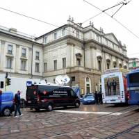 Foto Nicoloro G.  07/12/2015   Milano   Tradizionale inaugurazione della stagione 2015-2016 del Teatro alla Scala con l' opera ' Giovanna D' Arco ' di Giuseppe Verdi. nella foto notevole lo spiegamento di Forze dell' Ordine tutto intorno al teatro alla Scala.