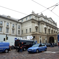 Foto Nicoloro G.  07/12/2015   Milano   Tradizionale inaugurazione della stagione 2015-2016 del Teatro alla Scala con l' opera ' Giovanna D' Arco ' di Giuseppe Verdi. nella foto notevole lo spiegamento di Forze dell' Ordine tutto intorno al teatro alla Scala.