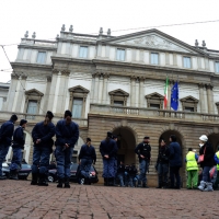 Foto Nicoloro G.  07/12/2015   Milano   Tradizionale inaugurazione della stagione 2015-2016 del Teatro alla Scala con l' opera ' Giovanna D' Arco ' di Giuseppe Verdi. nella foto notevole lo spiegamento di Forze dell' Ordine tutto intorno al teatro alla Scala.
