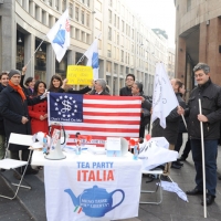 Foto Nicoloro G. 26/11/2011 Milano Prima manifestazione nazionale del Tea Party Italia, referente per l’ Europa dei Tea Party Patriots USA, al grido di ” Meno tasse, meno stato, piu’ liberta’ “. nella foto Manifestanti all'imbocco di Corso Vittorio Emanuele