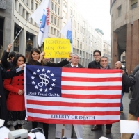 Foto Nicoloro G. 26/11/2011 Milano Prima manifestazione nazionale del Tea Party Italia, referente per l’ Europa dei Tea Party Patriots USA, al grido di ” Meno tasse, meno stato, piu’ liberta’ “. nella foto Manifestanti all'imbocco di Corso Vittorio Emanuele