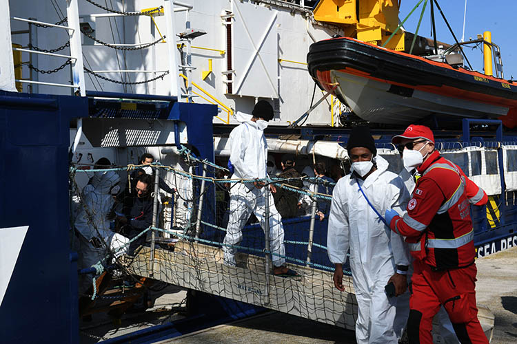 Foto Nicoloro G.   02/03/2025   Ravenna   E' approdata nel porto di Ravenna la nave ong Humanity 1 con a bordo 71 migranti quasi tutti provenienti dall' Eritrea e dall' Etiopia. 20 sono i minori non accompagnati e molte le donne tra le quali una con un bimbo di 5 anni. nella foto un momento dello sbarco.