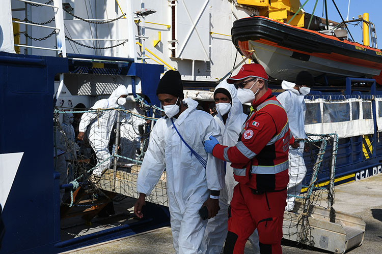 Foto Nicoloro G.   02/03/2025   Ravenna   E' approdata nel porto di Ravenna la nave ong Humanity 1 con a bordo 71 migranti quasi tutti provenienti dall' Eritrea e dall' Etiopia. 20 sono i minori non accompagnati e molte le donne tra le quali una con un bimbo di 5 anni. nella foto un momento dello sbarco.