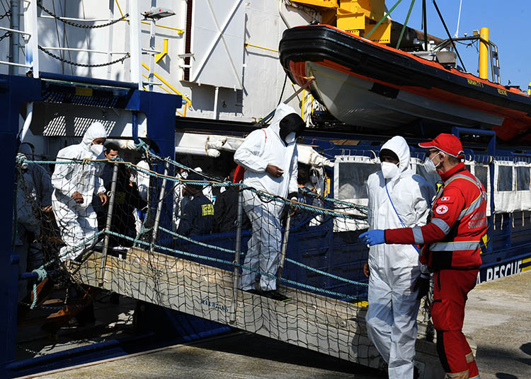 Foto Nicoloro G.   02/03/2025   Ravenna   E' approdata nel porto di Ravenna la nave ong Humanity 1 con a bordo 71 migranti quasi tutti provenienti dall' Eritrea e dall' Etiopia. 20 sono i minori non accompagnati e molte le donne tra le quali una con un bimbo di 5 anni. nella foto un momento dello sbarco.