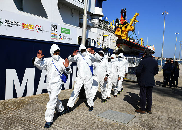 Foto Nicoloro G.   02/03/2025   Ravenna   E' approdata nel porto di Ravenna la nave ong Humanity 1 con a bordo 71 migranti quasi tutti provenienti dall' Eritrea e dall' Etiopia. 20 sono i minori non accompagnati e molte le donne tra le quali una con un bimbo di 5 anni. nella foto un momento dello sbarco.