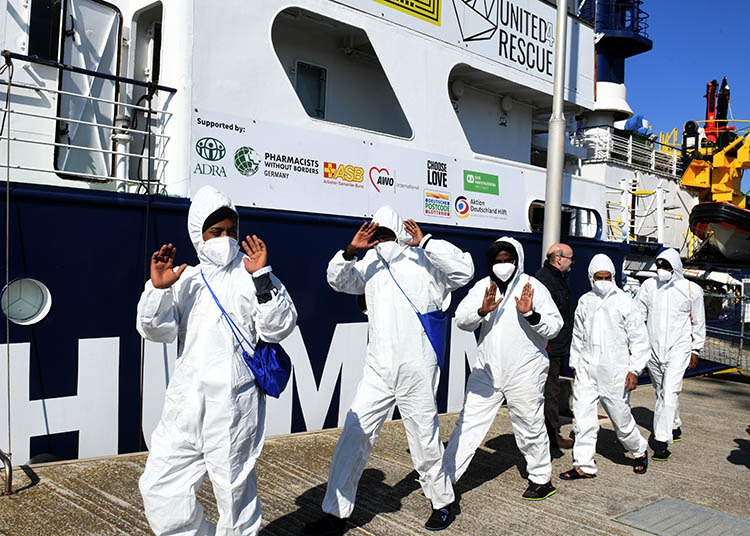 Foto Nicoloro G.   02/03/2025   Ravenna   E' approdata nel porto di Ravenna la nave ong Humanity 1 con a bordo 71 migranti quasi tutti provenienti dall' Eritrea e dall' Etiopia. 20 sono i minori non accompagnati e molte le donne tra le quali una con un bimbo di 5 anni. nella foto un momento dello sbarco.