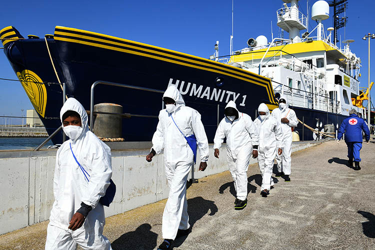 Foto Nicoloro G.   02/03/2025   Ravenna   E' approdata nel porto di Ravenna la nave ong Humanity 1 con a bordo 71 migranti quasi tutti provenienti dall' Eritrea e dall' Etiopia. 20 sono i minori non accompagnati e molte le donne tra le quali una con un bimbo di 5 anni. nella foto un momento dello sbarco.