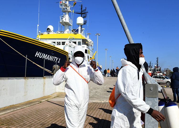 Foto Nicoloro G.   02/03/2025   Ravenna   E' approdata nel porto di Ravenna la nave ong Humanity 1 con a bordo 71 migranti quasi tutti provenienti dall' Eritrea e dall' Etiopia. 20 sono i minori non accompagnati e molte le donne tra le quali una con un bimbo di 5 anni. nella foto un momento dello sbarco.