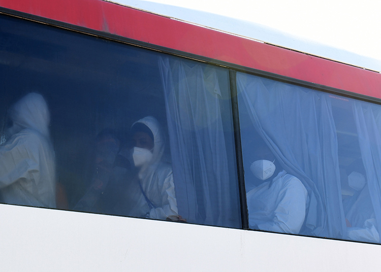 Foto Nicoloro G.   02/03/2025   Ravenna   E' approdata nel porto di Ravenna la nave ong Humanity 1 con a bordo 71 migranti quasi tutti provenienti dall' Eritrea e dall' Etiopia. nella foto i migranti vengono accompagnati con un autobus della Croce Rossa in una struttura dove saranno sottoposto ad accurate visite mediche e ai controlli di identificazione.